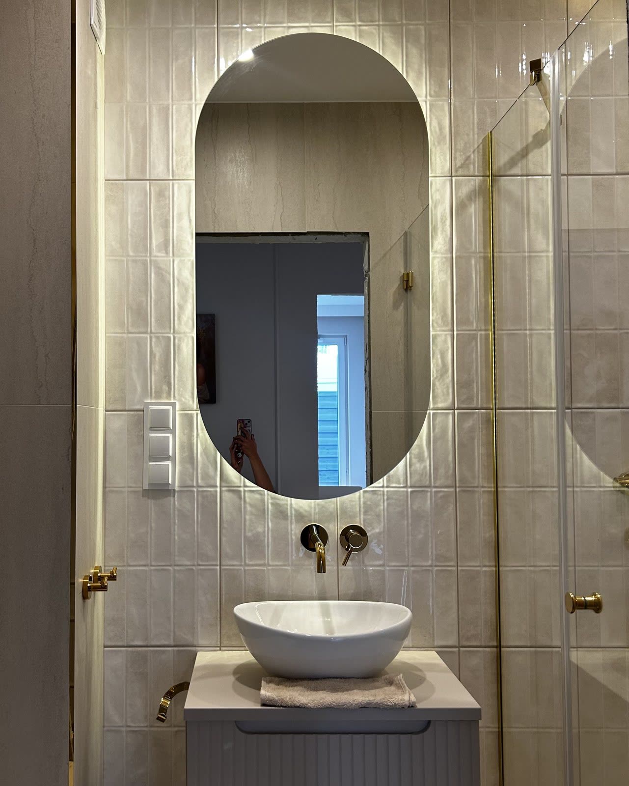 Łazienka w kamieniu i złotej armaturze, realizacja WIZJA Interior Design Studio