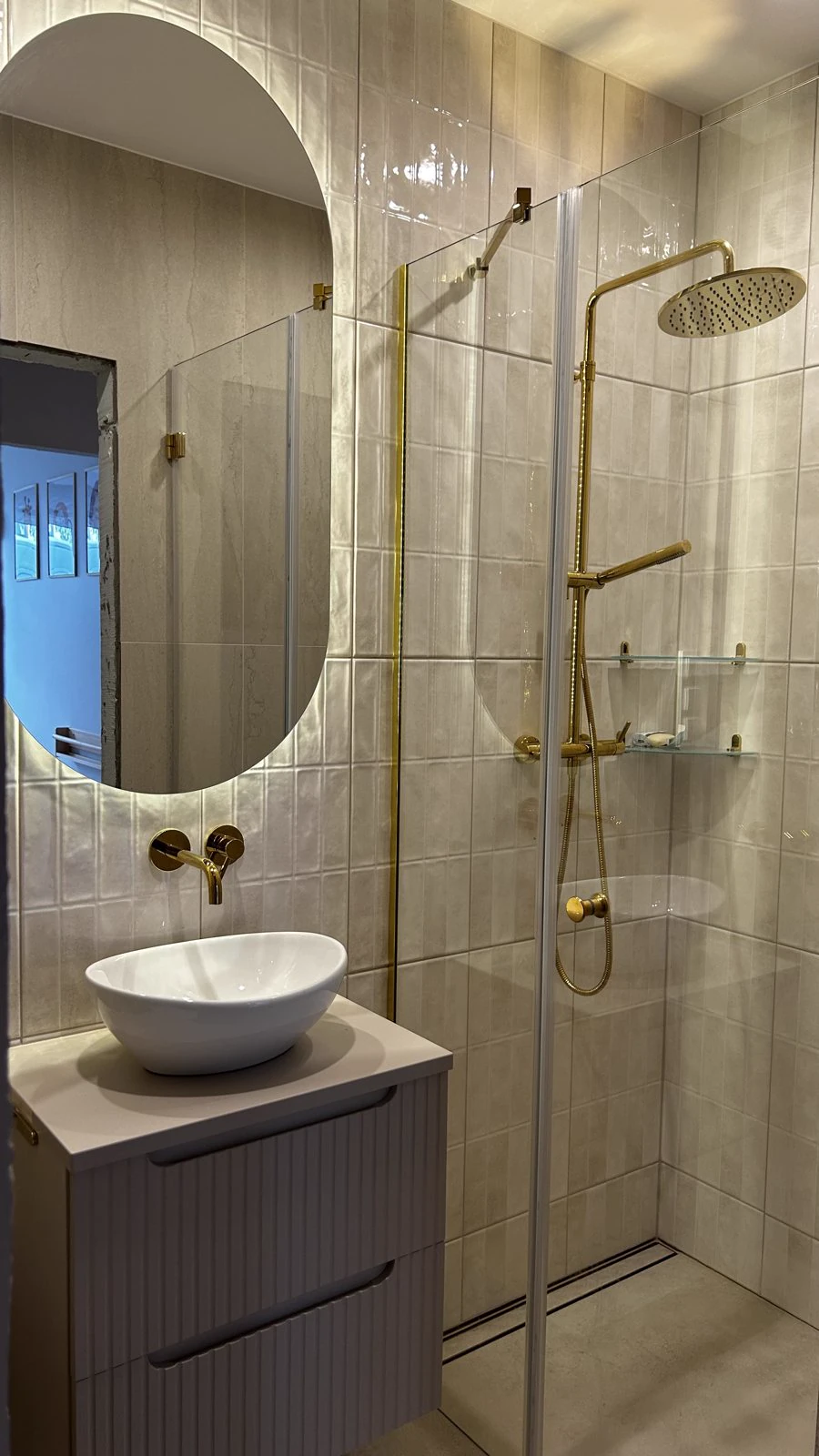 Łazienka w kamieniu i złotej armaturze, realizacja WIZJA Interior Design Studio
