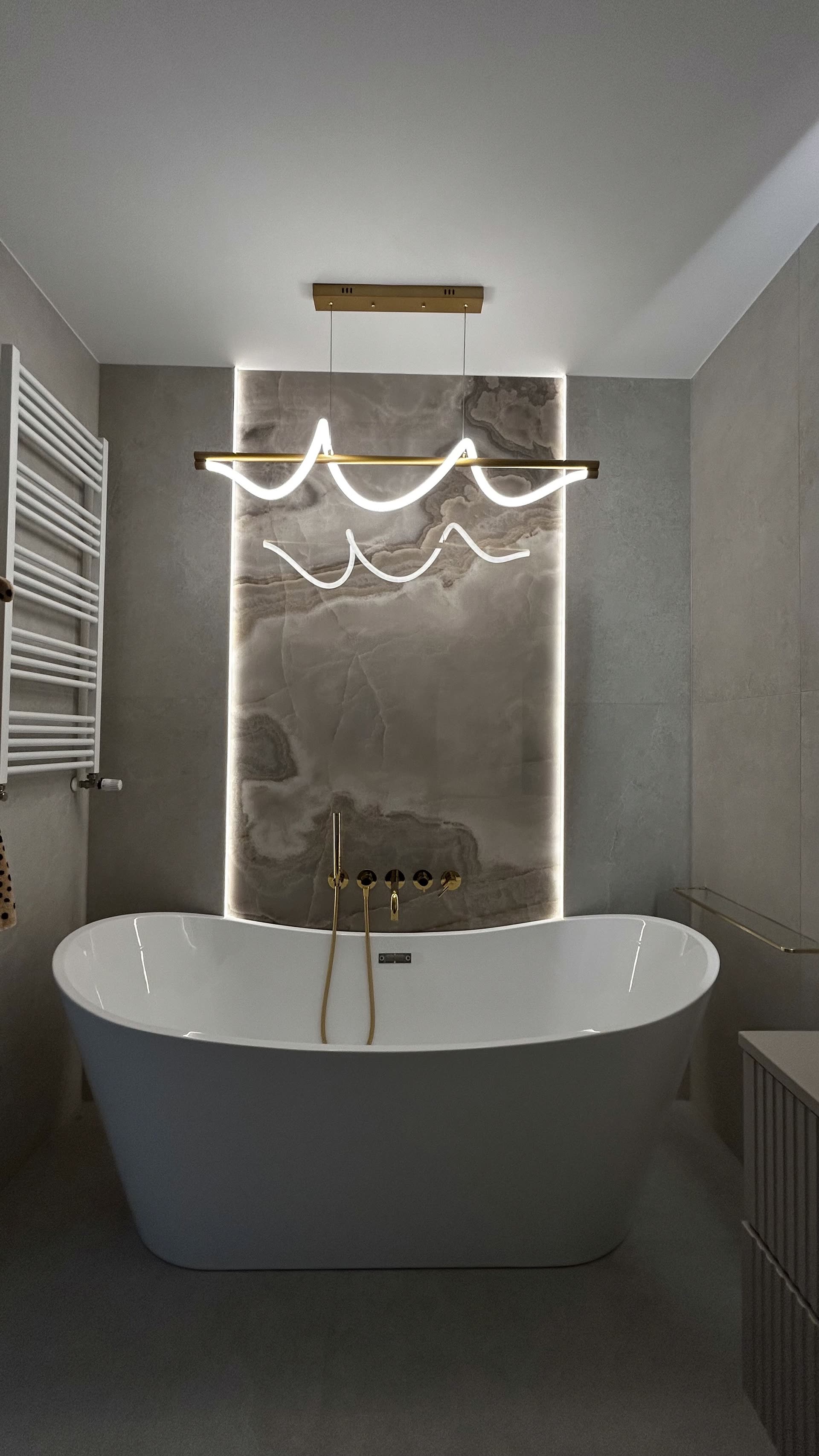 Nowoczesna łazienka z podświetlaną ścianą, projekt wnętrz Wrocław, WIZJA Interior Design Studio