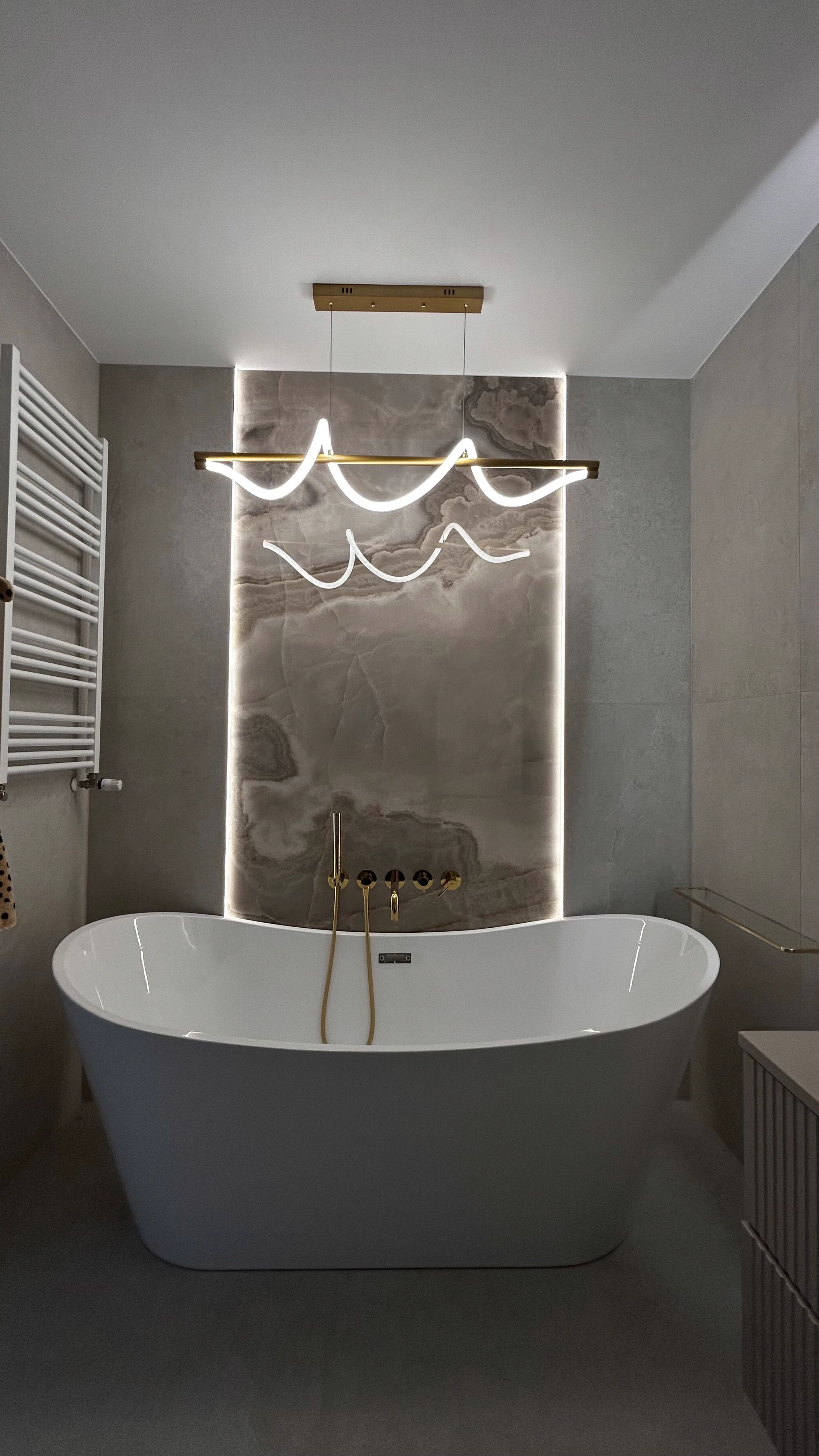 Nowoczesna łazienka z podświetlaną ścianą, projekt wnętrz Wrocław, WIZJA Interior Design Studio