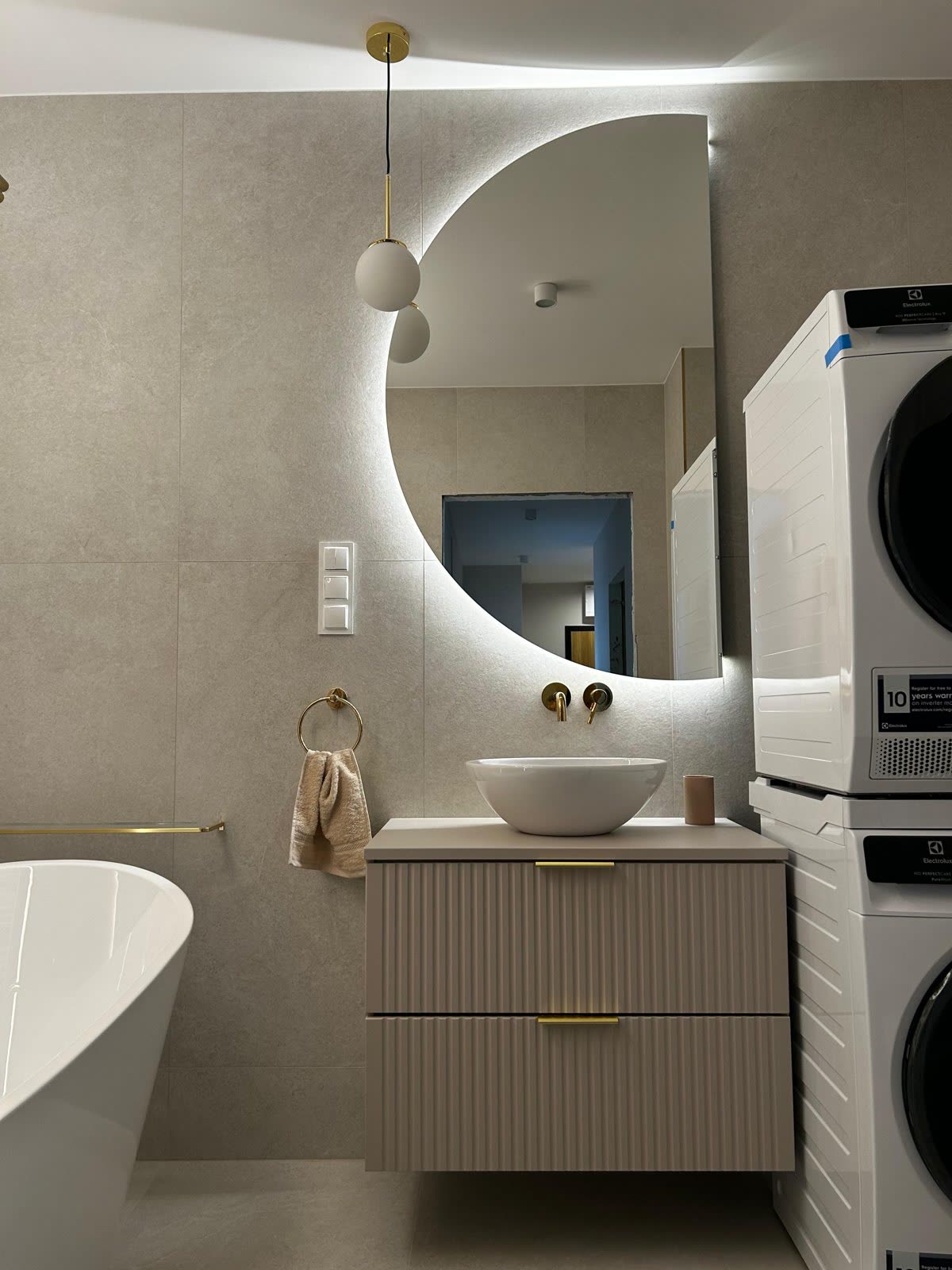 Łazienka z podświetlaną ścianą z onyksu, realizacja WIZJA Interior Design Studio