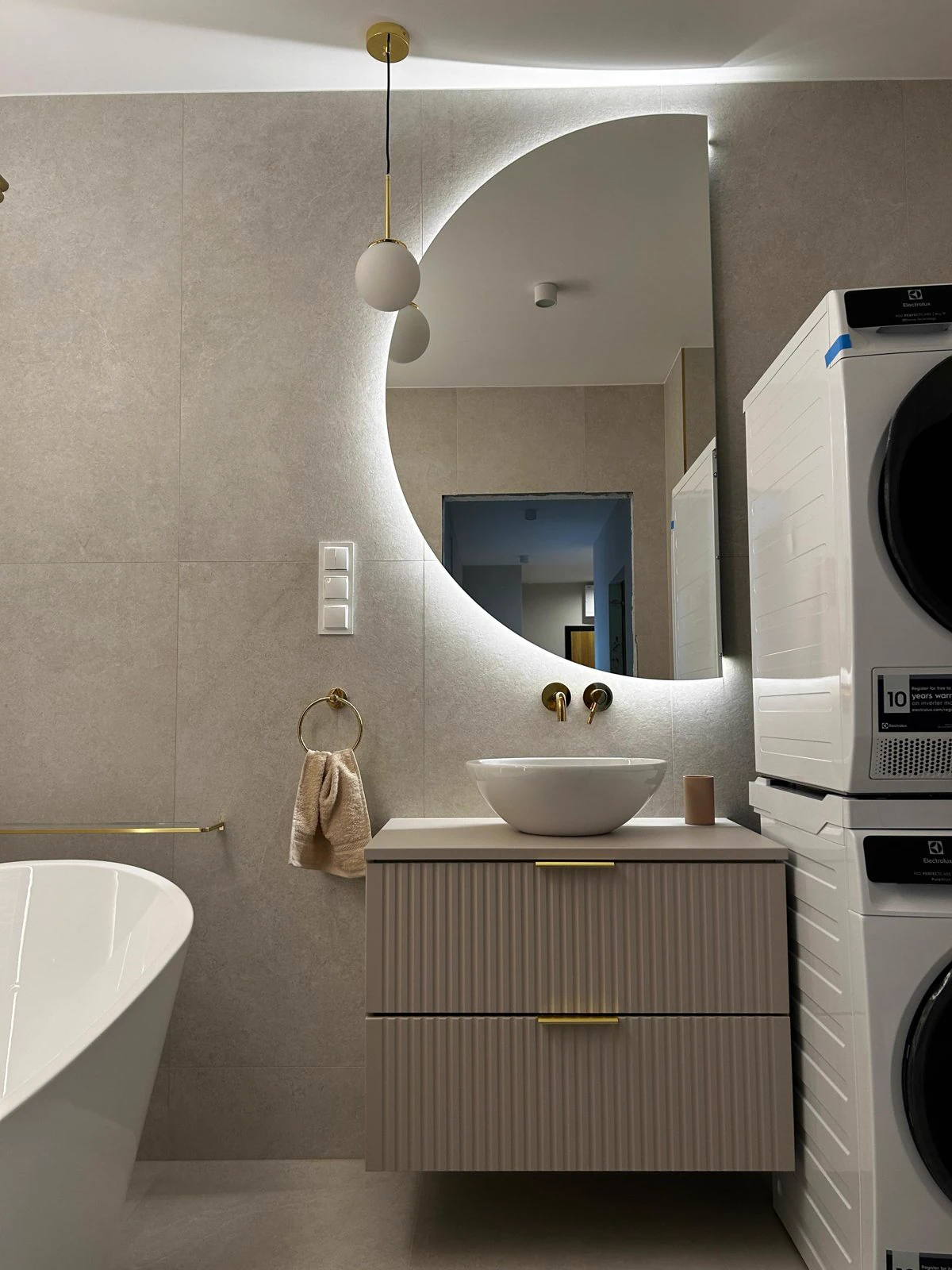 Łazienka w kamieniu i złotej armaturze, realizacja WIZJA Interior Design Studio