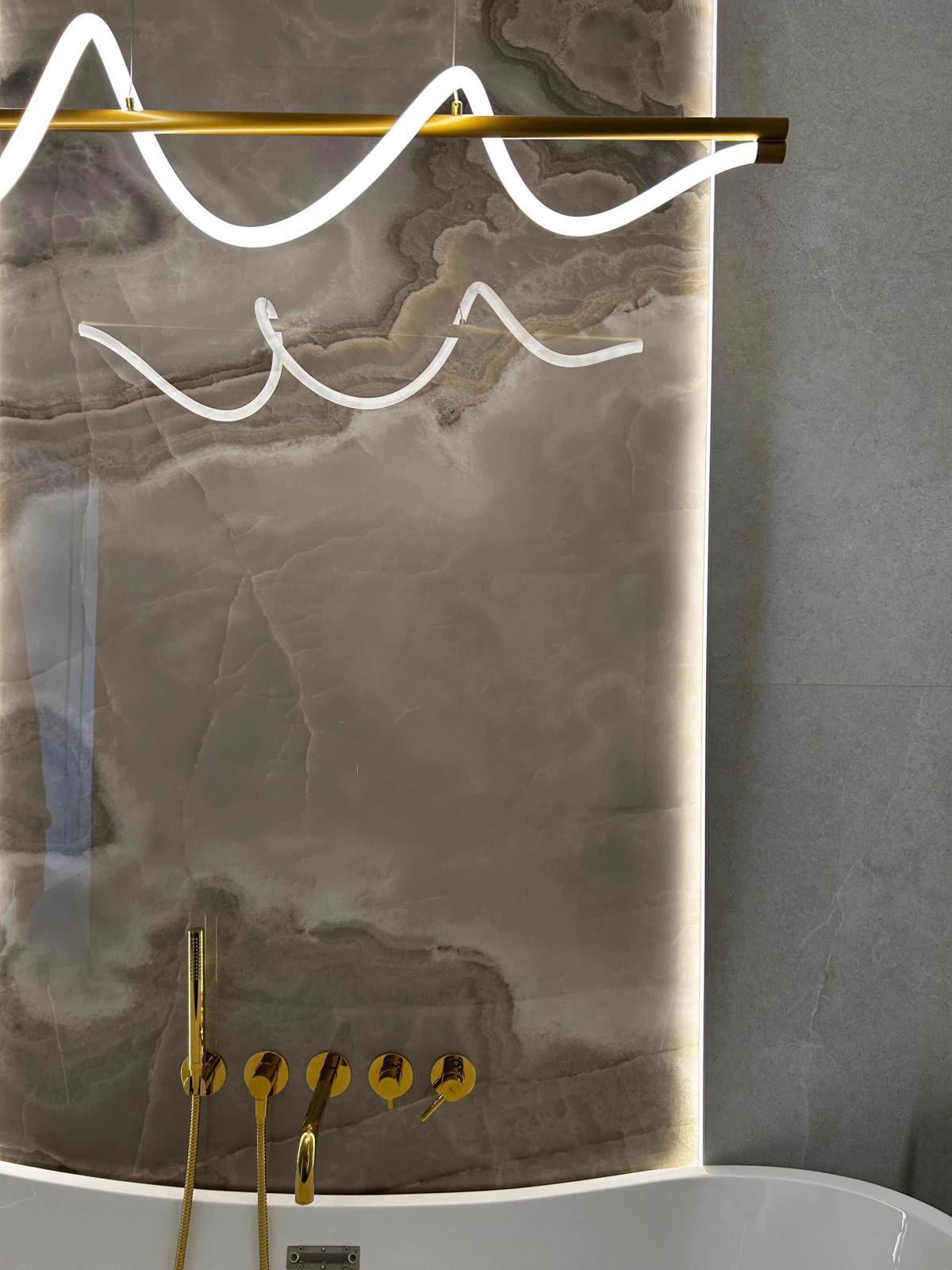 Łazienka z podświetlaną ścianą z onyksu, realizacja WIZJA Interior Design Studio