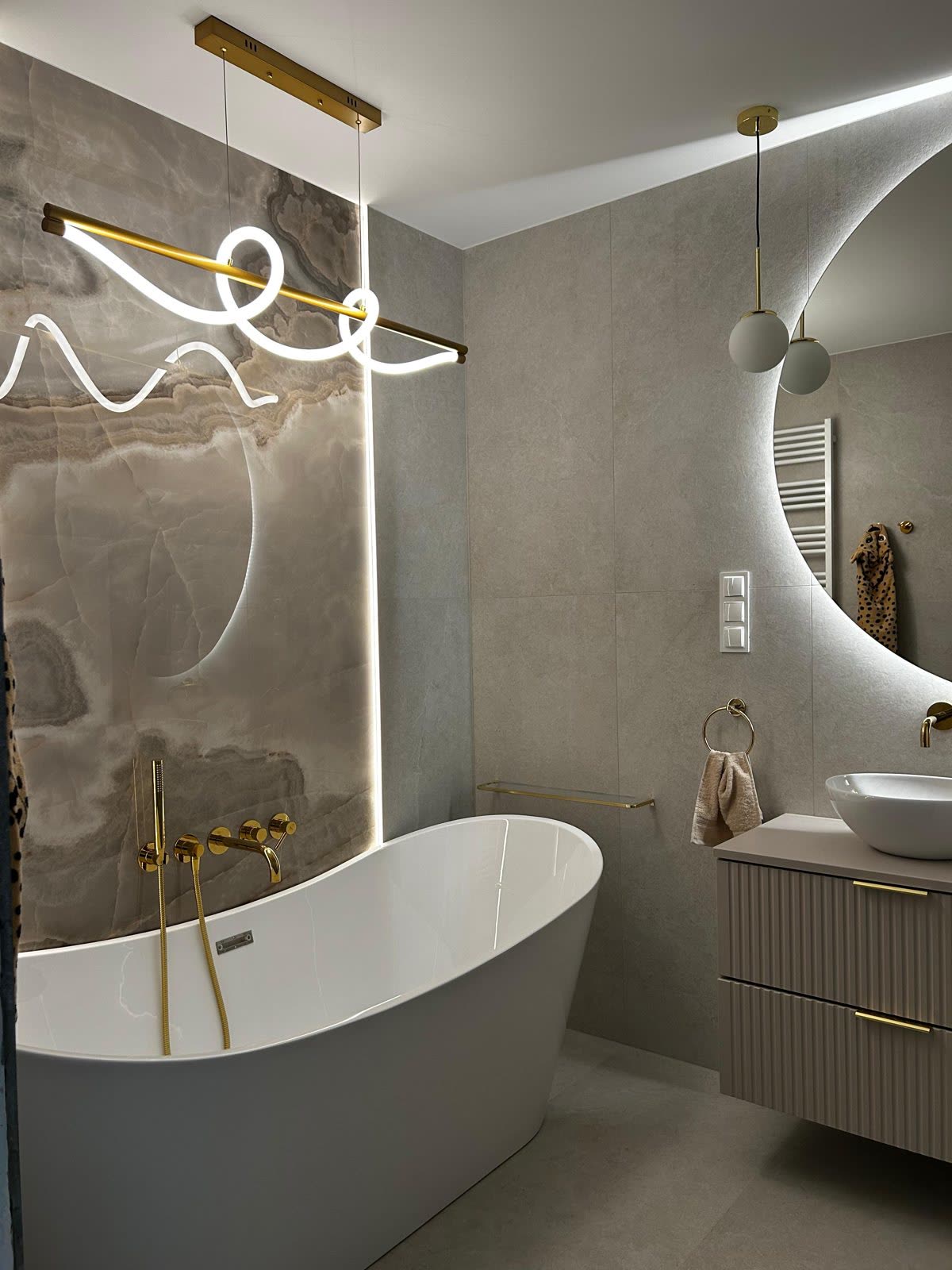 Łazienka z podświetlaną ścianą z onyksu, realizacja WIZJA Interior Design Studio