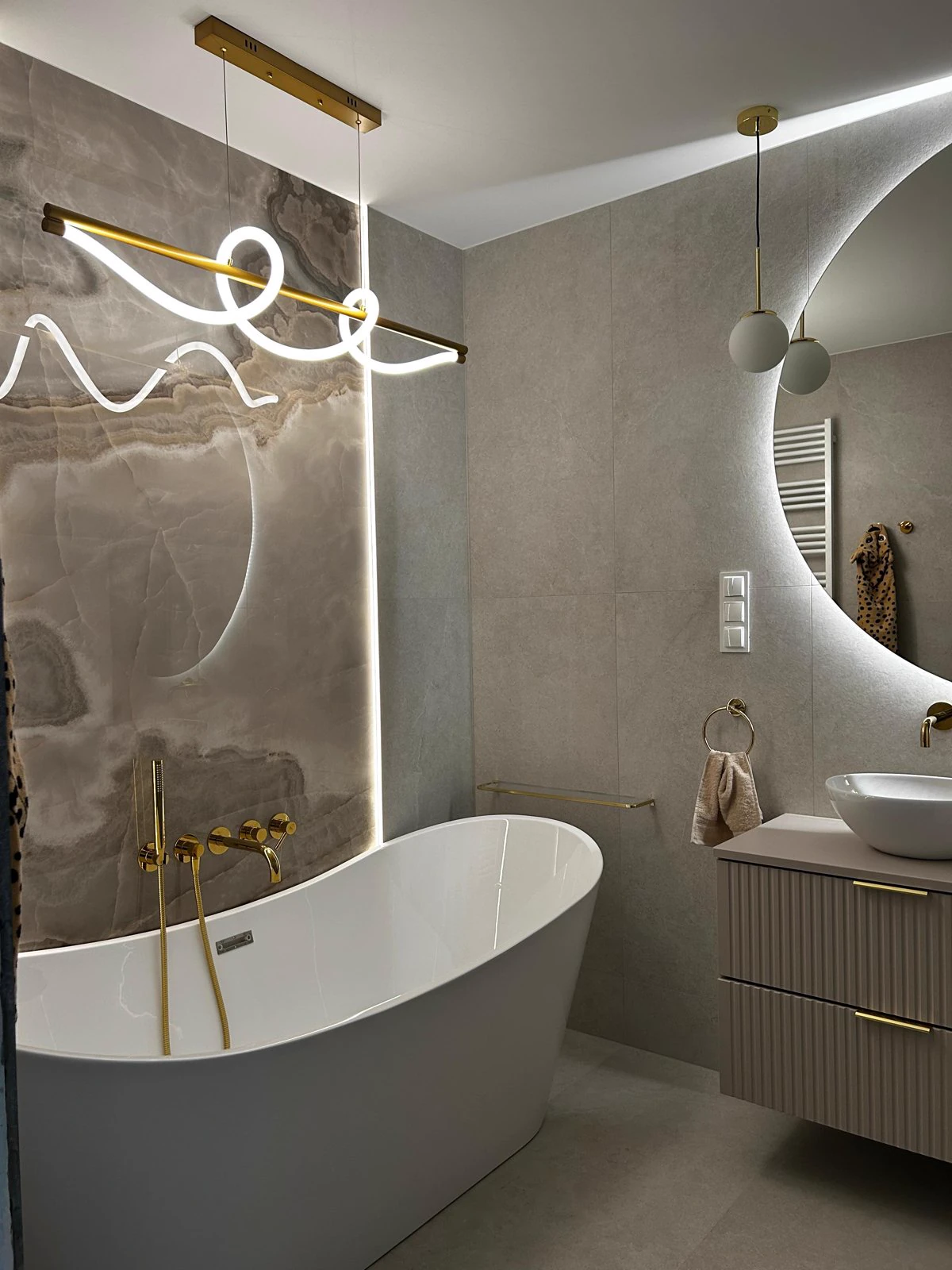 Łazienka z podświetlaną ścianą z onyksu, realizacja WIZJA Interior Design Studio
